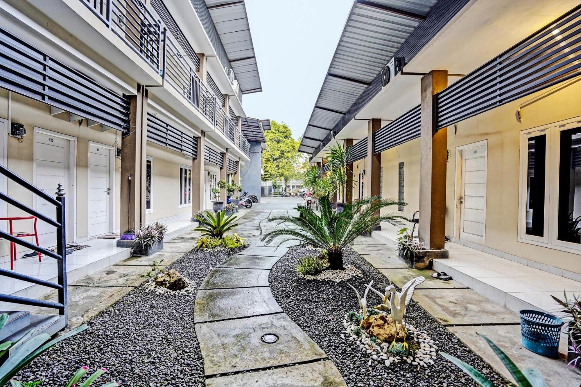 Oyo Life 92190 Arya Guest House Tulungagung Eksteriør billede