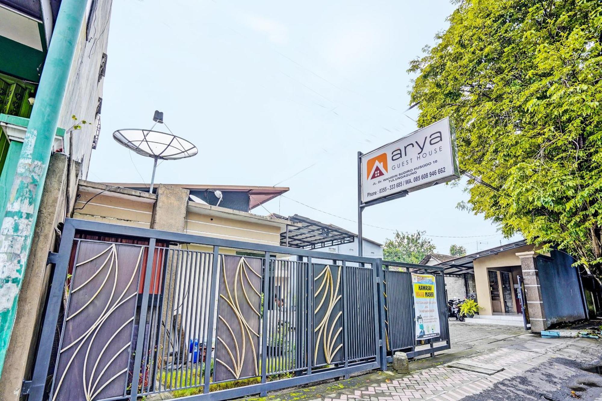 Oyo Life 92190 Arya Guest House Tulungagung Eksteriør billede