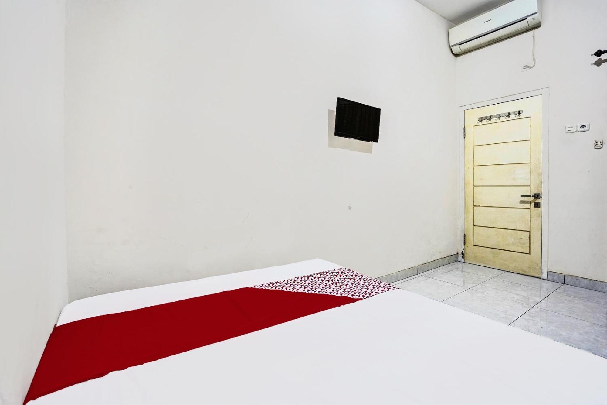 Oyo Life 92190 Arya Guest House Tulungagung Eksteriør billede