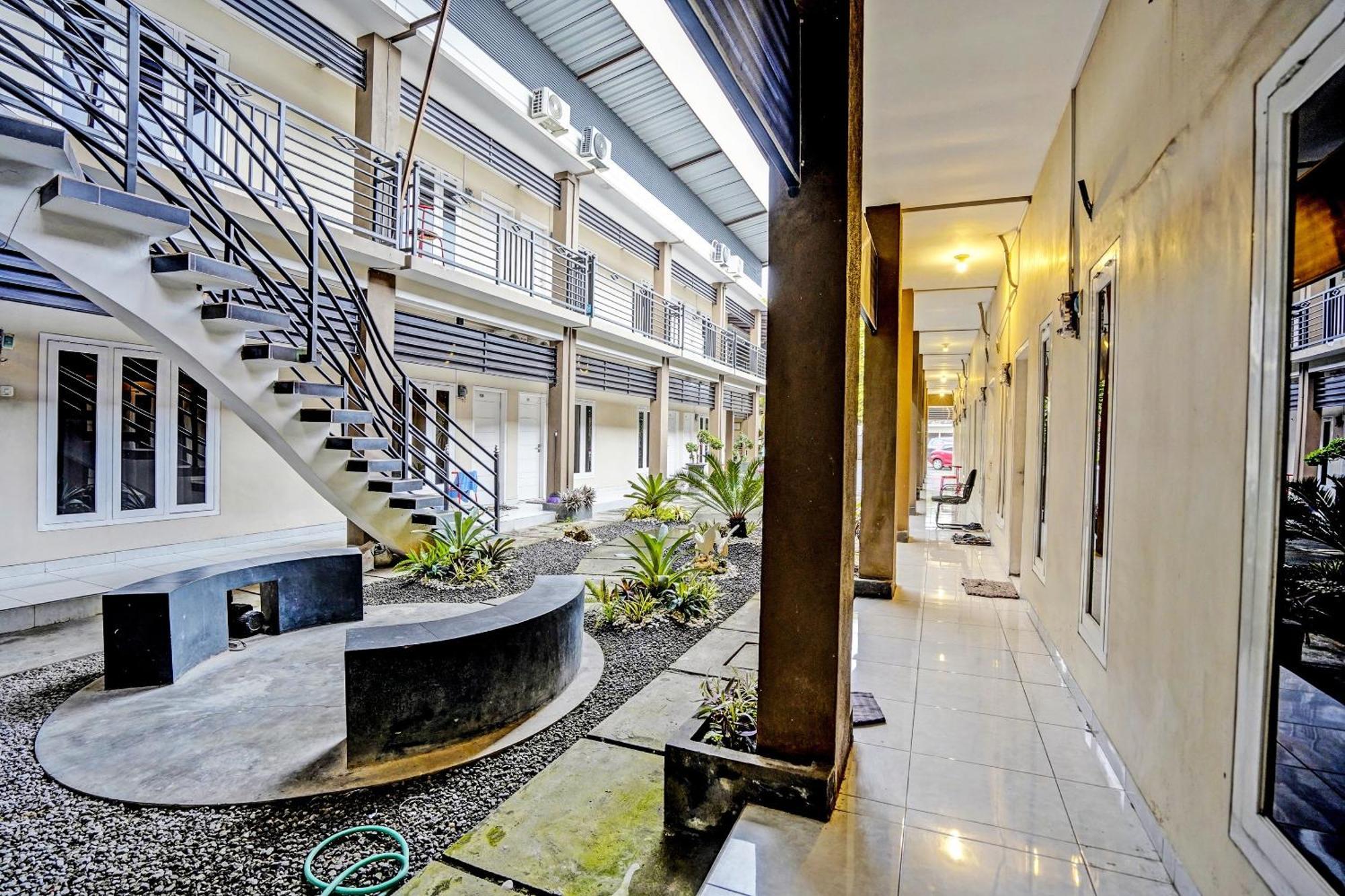 Oyo Life 92190 Arya Guest House Tulungagung Eksteriør billede