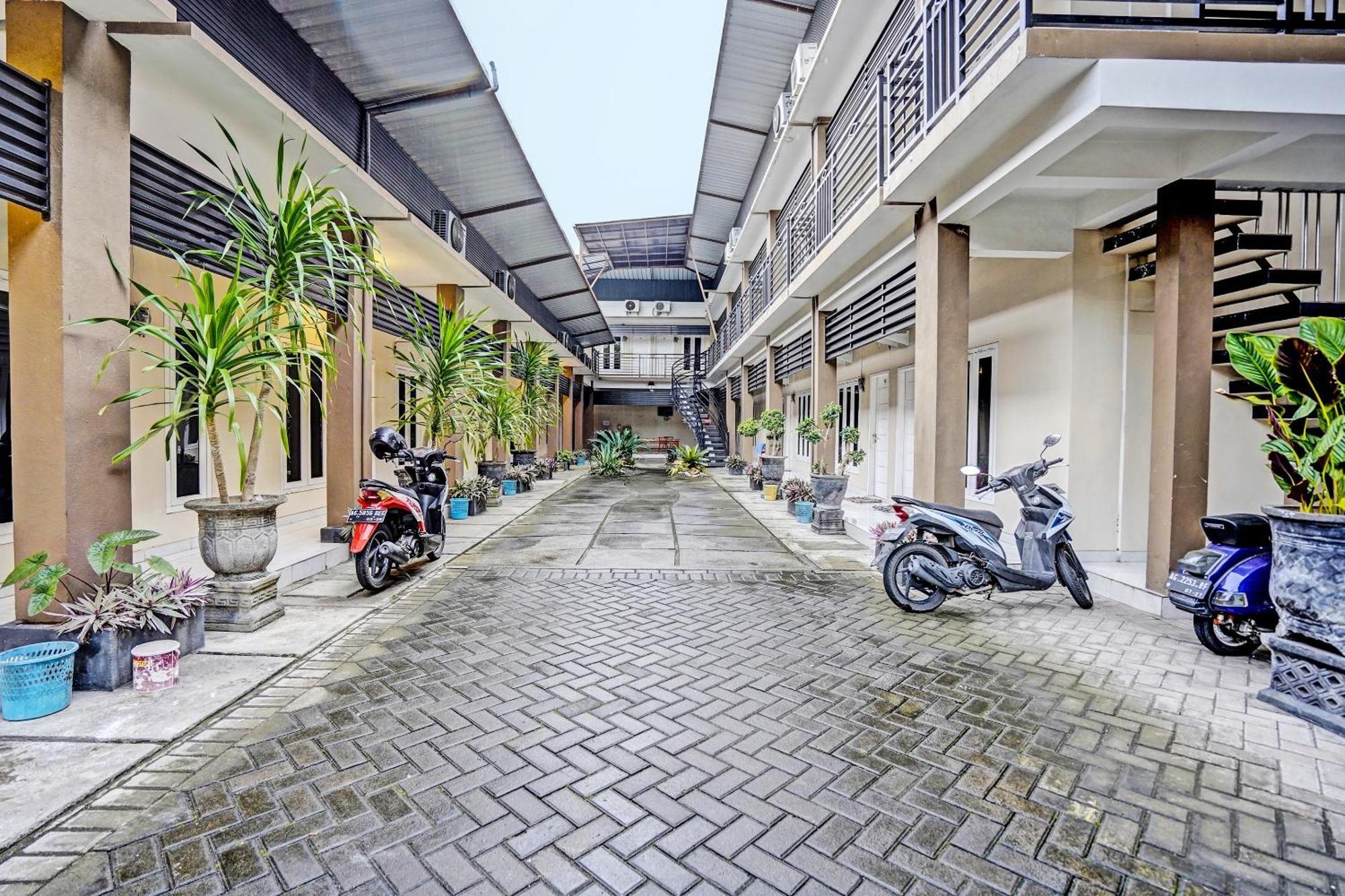 Oyo Life 92190 Arya Guest House Tulungagung Eksteriør billede