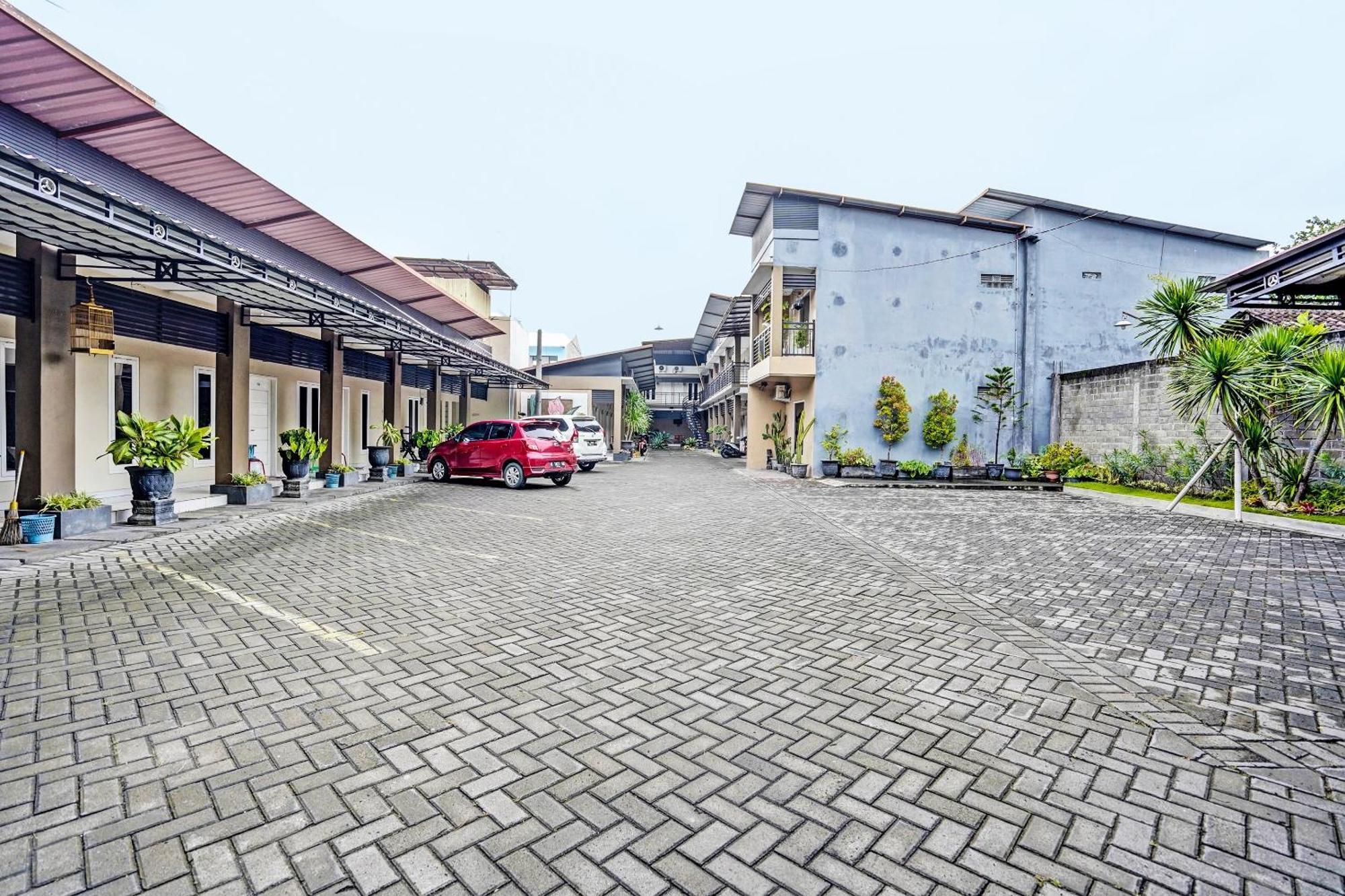 Oyo Life 92190 Arya Guest House Tulungagung Eksteriør billede