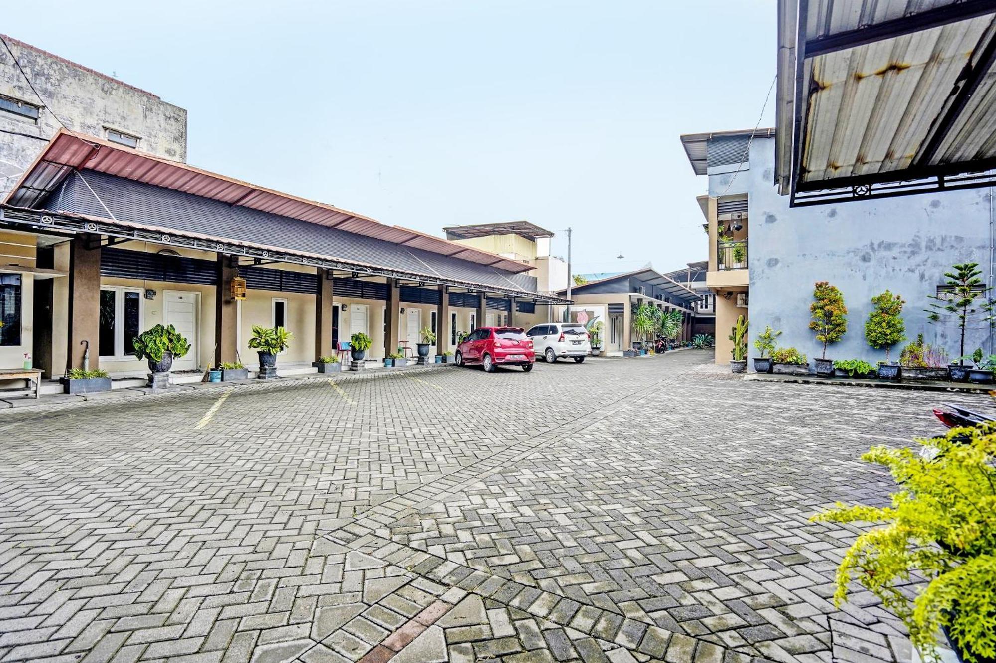 Oyo Life 92190 Arya Guest House Tulungagung Eksteriør billede