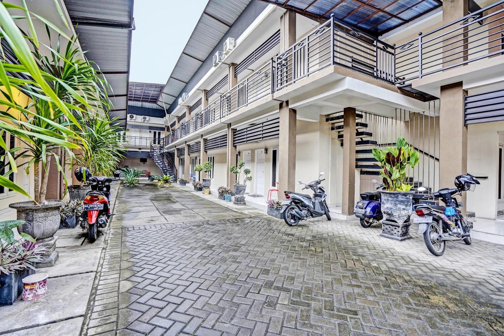 Oyo Life 92190 Arya Guest House Tulungagung Eksteriør billede